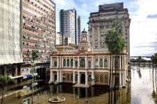 Centro hist&oacute;rico de Porto Alegre permanece alagado