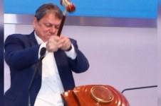 Governador Tarc&iacute;sio, de SP, na Bolsa de Valores, privatizando a Sabesp e destruindo o s&iacute;mbolo da B3 com marteladas