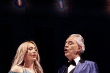 Bocelli e a soprano Cristina Pasaroiu durante concerto em SP