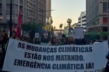 Manifestantes nas ruas de Porto Alegre