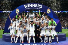 Nacho, do Real Madrid, levanta o troféu ao comemorar a conquista da Liga dos Campeões 