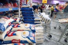 [Sacos de arroz no supermercado] Só em maio, segundo a Fundação Getúlio Vargas, a saca de 60kg de arroz subiu 3,40%, após queda de 2,59% em abril