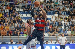 Devon Scott, do Flamengo, não teve vida fácil contra o Sesi-Franca de Lucas Dias