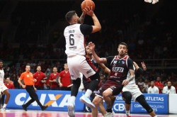 Balbi enfrenta a forte defesa do tricampeão Franca de Scala