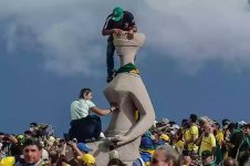 Golpistas picham a est&aacute;tua da Justi&ccedil;a, em frente &agrave; sede do STF, em Bras&iacute;lia (arquivo)