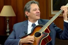 O ministro da Fazenda, Fernando Haddad, tocando viol&atilde;o e cantando Beatles na Globonews, em entrevista para falar de economia: nome da esquerda para a Presid&ecirc;ncia