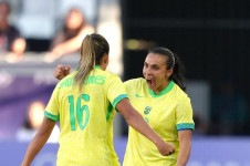 Marta comemora o gol com Gabi Nunes