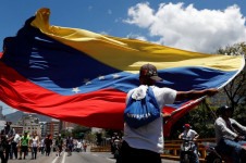 Eleitor movimenta bandeira da Venezuela no centro da capital, Caracas