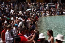 Multidões de turistas visitam a Fontana di Trevi, em Roma, habitualmente