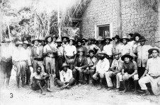 Membros da Coluna Prestes na Bolívia, vendo-se Luís Carlos Prestes (sentado na quarta posição, da esquerda para a direita), 1927