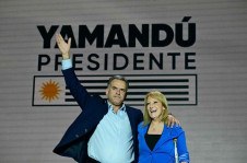 Yamandu Orsi e sua vice, Carolina Cosse, comemoram o resultado das urnas