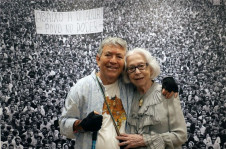 Evandro e Fernanda Montenegro na Casa Roberto Marinho. '&Eacute; sempre um prazer estar com ela', escreveu ele em seu perfil no Facebook (12/5/2024). No fundo da imagem, foto feita por ele na Passeata dos 100 Mil