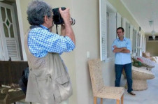 Evandro Teixeira fotografando o prefeito Eduardo Paes na residência oficial do prefeito