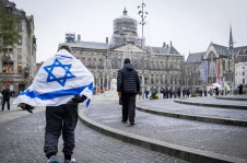  Homem com bandeira de Israel em Amsterdã, na Holanda 

