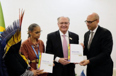 Vice-presidente Geraldo Alckmin, ao lado das ministras Sonia Guajajara (Povos Ind&iacute;genas) e Marina Silva (Meio Ambiente e Mudan&ccedil;a do Clima), entrega a nova Contribui&ccedil;&atilde;o Nacionalmente Determinada ao representante da ONU Simon Stiell, estabelecendo a meta de reduzir as emiss&otilde;es l&iacute;quidas de gases de efeito estufa do Brasil entre 59% e 67% at&eacute; 2035