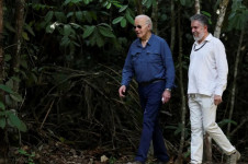 O presidente dos EUA, Joe Biden, caminha com Henrique Pereira, diretor do Instituto Nacional de Pesquisas da Amazônia, enquanto visita o Museu da Amazônia em Manaus. 17 de novembro de 2024