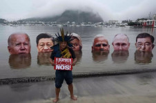 Figuras dos principais líderes mundiais aparecem quase submersas em protestos a favor do clima na esteira do G-20