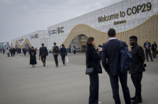 Pessoas transitam no lado de fora do pavilh&atilde;o que sedia a COP 29, em Baku, no Azerbaij&atilde;o