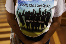 Familiares das v&iacute;timas da Chacina de Acari e advogados que os representam fazem a leitura p&uacute;blica da senten&ccedil;a de condena&ccedil;&atilde;o do Estado brasileiro no caso, divulgada pela Corte Interamericana de Direitos Humanos