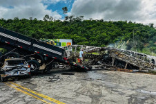 Ônibus cheio pegou fogo ao se chocar com uma carreta