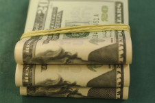A previs&atilde;o da cota&ccedil;&atilde;o do d&oacute;lar est&aacute; em R$ 5,80 para o fim deste ano. No fim de 2026, estima-se que a moeda norte-americana fique em R$ 5,89
