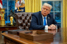 Trump no sal&atilde;o Oval da casa Branca: dando ordens a todo mundo