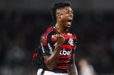 Nas redes sociais, torcedores do Botafogo est&atilde;o mandando o Bruno Henrique 'fazer choror&ocirc; agora'