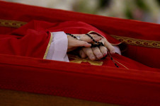 Detalhe de foto do corpo do papa Francisco no caix&atilde;o