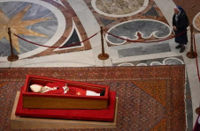 Geneviève Jeanningros diante do caixão do papa Francisco