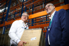 Ministro da Sa&uacute;de, Alexandre Padilha (de branco) recebeu pessoalmente as doses em Guarulhos