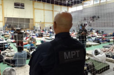 Trabalhadores encontrados em condi&ccedil;&otilde;es an&aacute;logas &agrave; escravid&atilde;o ficaram abrigados por dois dias em gin&aacute;sio de Bento Gon&ccedil;alves antes de retornar &agrave; Bahia
