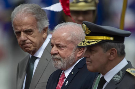 O ministro da Defesa, José Mucio Monteiro, o presidente Luiz Inácio Lula da Silva, e o comandante do Exército, general Tomás Paiva, durante cerimônia em Brasília