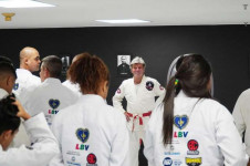 Crianças do Complexo da Maré fazem aula de jiu-jitsu com ministro do STF