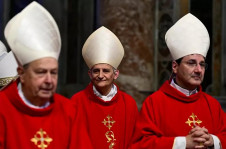  Cardeais se preparam para definir novo papa