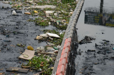 Ecobarreira instalada no Rio Meriti, ao lado da Rodovia Washington Luiz (BR-040), em Duque de Caxias na Baixada Fluminense, para evitar que o lixo flutuante chegue &agrave; Ba&iacute;a de Guanabara