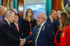 Lula e Janja são recebidos por Vladimir Putin ao chegar à Rússia