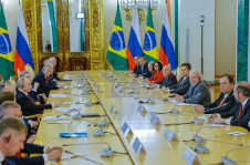 Lula e Putin com suas comitivas na mesa de negociações bilaterais