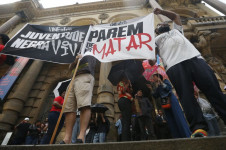 Protesto nas ruas: 'Parem de nos matar