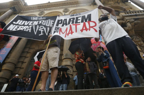 Protesto nas ruas: 'Parem de nos matar