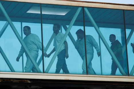 Cidad&atilde;os deportados dos EUA caminham em &aacute;rea restrita de aeroporto