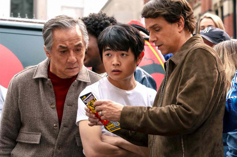 Mr. Han (Jackie Chan) e Daniel LaRusso (Ralph Macchio) se unem para ajudar o prodígio Li (Ben Wang) no novo e divertido filme da série 'Karatê Kid'
