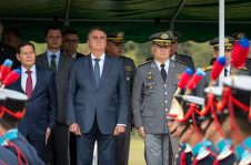 Bolsonaro e Freire Gomes em palanque de solenidade oficial