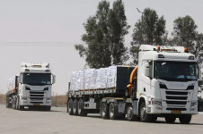Caminhões com ajuda humanitária aguardando para entrar na Faixa de Gaza 