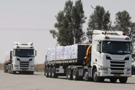 Caminhões com ajuda humanitária aguardando para entrar na Faixa de Gaza 