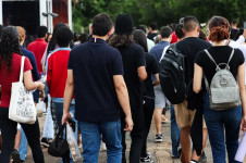 Candidatos chegam cedo para evitar surpresas antes da prova no segundo dia do Enem (2024); arquivo