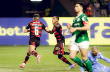 Ayrton Lucas sai para o abraço, após marcar o gol que sacramentou a vitória rubro-negra