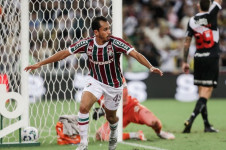 Lima cabeceou e contou com a preciosa ajuda do Vegetti para fazer o primeiro do Flu