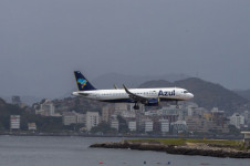 Avi&atilde;o da Azul aterrissa no aeroporto Santos Dumont, no Rio