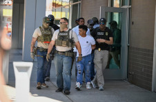 Policiais levam pessoas sob custódia em um tribunal de imigração em Phoenix, Arizona, EUA