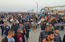Palestinos em área de distribuição de comida em Rafah, no sul de Gaza